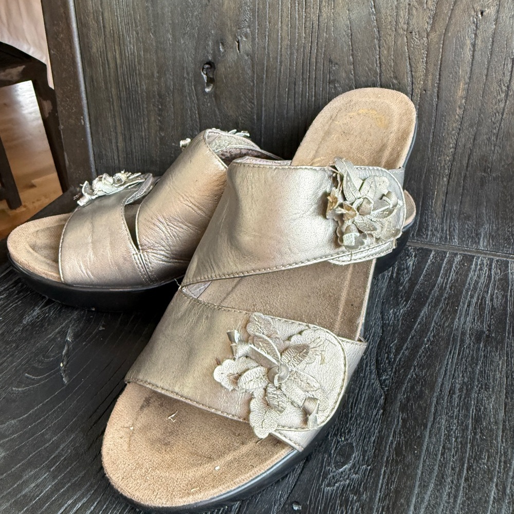 Dansko Donna Slide Pewter Metallic Wedge Floral Comfort Sandals Size 40 US 9.5